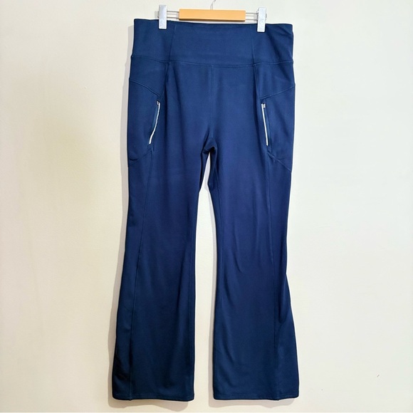 ✌️2/$20✌️Navy Flared Yoga Pants with Zipper Pockets - Picture 1 of 14